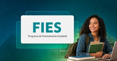 MEC publica resultado do Fies 2026.2 e abre prazo para complementar cadastro até 4 de agosto Estudante negra olhando quadro escrito FIES