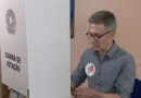 Romeu Zema utiliza celular na cabine de votação (Crédito: GloboNews)
